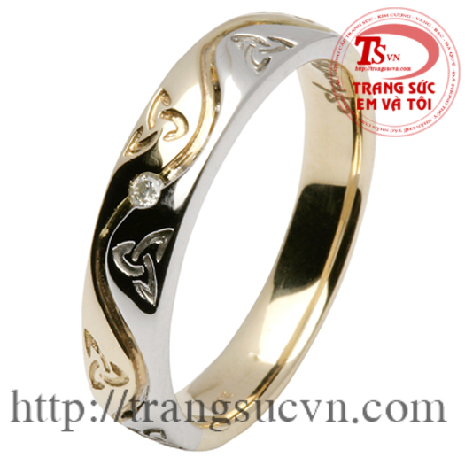 Nhẫn nữ với các đường nét chạm khắc tinh tế, tạo cho chiếc nhẫn vừa đơn giản mà cũng lại đẹp mắt.