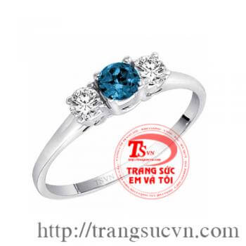 Nhẫn nữ saphiare xanh được chế tác từ vàng trắng 14k bền đẹp, sáng bóng, kết hợp cùng viên đá sapphire màu xanh làm đá chủ và 2 viên kim cương nhân tạo ở hai bên cạnh nhẫn giúp cho chiếc nhân thêm cá tính.