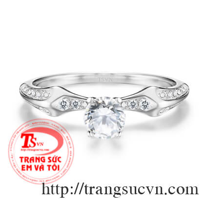 Nhẫn đính hôn kim cương thiên nhiên được thiết kế với kiểu dáng tinh tế và sang trọng. 