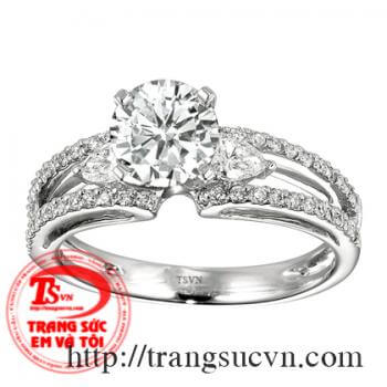 Sản phẩm nhẫn đính hôn kim cương  - Vàng trắng 14K - có giấy kiểm tra tuổi vàng- khối lượng 1 chỉ  - Đá chính: 01 viên Kim cương nhân tạo 5,5 mm     Đá phụ: 02 viên kim cương nhân tạo 2,5 mm                   44 viên kim cương nhân tạo 1,0 mm