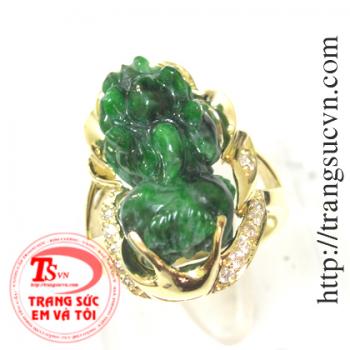 Nhẫn tỳ hưu vàng tây được làm từ vàng 18k và đá cẩm thạch.