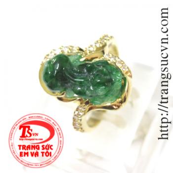 Nhẫn tỳ hưu vàng 18k được chế tác từ vàng 18k và đá cẩm thạch. Sản phẩm được chạm khắc hình tỳ hưu đem lại sự giàu có cho gia chủ.