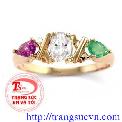 nhẫn emerald nhiều màu độ đáo, phù hợp cho các bạn nữ cá tính và thích sự nổi bật.