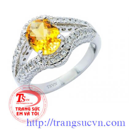 Nhẫn saphire vàng được chế tác từ vàng trắng và đá sapphire màu vàng.