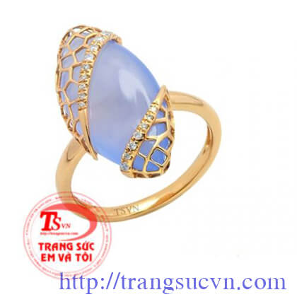 Nhẫn đá quý được chế tác từ vàng màu kết hợp cùng đá quý làm cho chiếc nhẫn thêm phần sang trọng hơn.