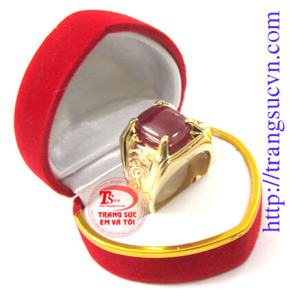 Với thiết kế nhẫn nam đẹp và sang trọng được chế tác từ vàng 14k với kiểu thiết kế khắc chữ nổi 2 bên thân nhẫn.