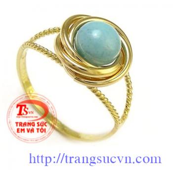 Nhẫn nữ đá xanh thiết kế vô cùng độc đáo, làm tôn lên vẻ đẹp phụ nữ.