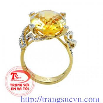Nhẫn topaz vàng được thiết kế sang trọng, quý phái cho chị em phụ nữ thêm nổi bật và tự tin. Sản phẩm chế tác từ đá topaz thiên nhiên, bền đẹp và hợp phong thủy.
