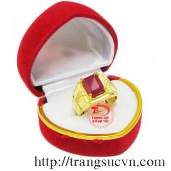 Nhẫn ruby nam đường nét tinh xảo, sắc nét, Nhẫn ruby nam phù hợp phong cách thời trang mạnh mẽ, cá tính phái mạnh, bên cạnh đó đá ruby còn mang lại may mắn, quyền lực, tự do cho chủ nhân.