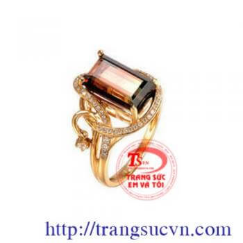 Nhẫn được chế tác bằng vàng 14k hợp phong thủy, dễ dàng kết hợp được với các trang phục và phụ kiện khác nhau cho phái đẹp luôn tự tin và quyễn rũ.