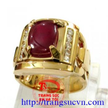 Nhẫn nam ruby được chế tác bằng vàng 18k , vàng màu có gắn 1 viên đá quý ruby thiên nhiên (nguồn gốc thiên nhiên)