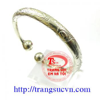 Lắc trẻ chạm rồng