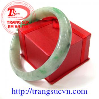 Vòng ngọc trắng phớt lục nhạt