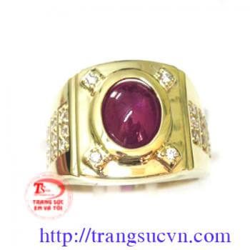 Nhẫn nam ruby thiên nhiên vỏ nhẫn vàng tây 18k đảm bảo chất lượng và phong thủy.Xuất xứ: Lục yên, yên bái, Việt nam Màu sắc: Đỏ, Tím  |  Độ Tinh khiết: Mờ - Đục Sản phấm có giấy kiểm định đá quý và giấy kiểm định vàng kèm theo sản phẩm.Khuyến mại khắc Chữ