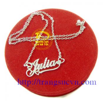 mặt dây 5 chữ giá 325k (bao gồm cả dây và mặt  - mặt dây từ 6 chữ trở lên cứ mỗi chữ + 10k  - Nếu yêu cầu thêm các chi tiết khác thì giá có thể thay đổi tùy theo yêu cầu cụ thể   + Ngoài ra quý khách còn có thể xi bóng,..và làm nhiều thể loại đồ trang sứ