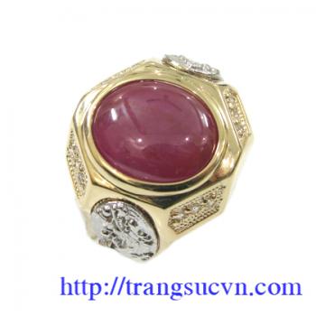 Nhẫn ruby chạm bọ cạp màu Đỏ của Ruby không bao giờ là cũ, nó luôn là màu của đam mê, nóng bỏng, quyền lực