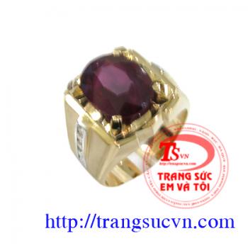 Nhẫn nam ruby được chế tác bằng vàng 18k, vàng màu có gắn 1 viên đá quý ruby thiên nhiên (nguồn gốc thiên nhiên)