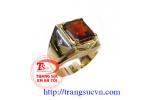Nhẫn nam ruby thiên nhiên - Nhẫn nam ruby được chế tác bằng vàng 18k , vàng màu có gắn 1 viên đá quý ruby thiên nhiên (nguồn gốc thiên nhiên) - Thân nhẫn nam gắn thêm một số viên đá trắng cubic zidcon. - Lòng nhẫn nam được khắc chữ miễn phí Nhẫn nam có gi