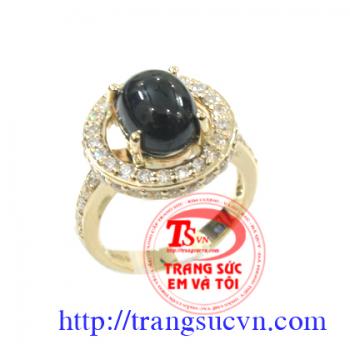 Nhẫn trang sức là sự kết hợp của vàng và đá sapphire huyền bí