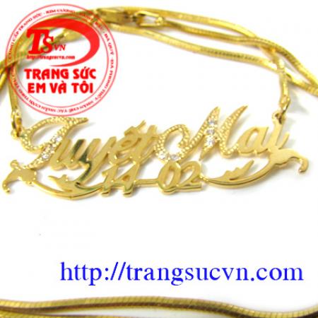 Mặt Dây Chữ Vàng 18k, được gắn kim cương nhân tạo. Mặt Dây Chữ Vàng 18k - 1 Mặt dây chuyền chữ: Theo Tên bạn ( Chữ bạn muốn ) - 1 Dây chuyền. Mặt Dây Chữ Vàng 18k - Chế tác trên chất liệu chính là vàng màu, vàng 18k - Kèm theo giấy kiểm định vàng. - Kèm