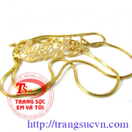 Mặt Dây Chữ Vàng 18k, được gắn kim cương nhân tạo. Mặt Dây Chữ Vàng 18k - 1 Mặt dây chuyền chữ: Theo Tên bạn ( Chữ bạn muốn ) - 1 Dây chuyền. Mặt Dây Chữ Vàng 18k - Chế tác trên chất liệu chính là vàng màu, vàng 18k - Kèm theo giấy kiểm định vàng. - Kèm