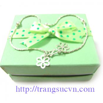 Lắc cỏ bốn lá