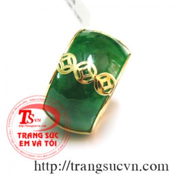 - Nhẫn làm bằng ngọc cẩm thạch thiên nhiên nguyên khối.