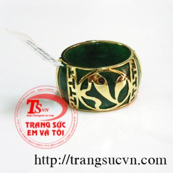 - Nhẫn làm bằng ngọc cẩm thạch thiên nhiên nguyên khối.