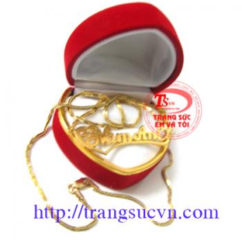 Mặt Dây Mặt Chữ Vàng10k, được gắn kim cương nhân tạo. - 1 Dây Mặt Chữ Vàng: Theo Tên bạn ( Chữ bạn muốn ) - 1 Dây Mặt Chữ Vàng. - Chế tác trên chất liệu chính là vàng màu, vàng 10k - Kèm theo giấy kiểm định vàng. - Kèm giấy Bảo hành của Trang Sức Em Và Tô