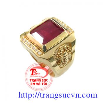 Nhẫn nam ruby được chế tác bằng vàng 18k , vàng màu có gắn 1 viên đá quý ruby thiên nhiên (nguồn gốc thiên nhiên)