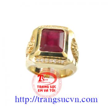 Nhẫn nam ruby được chế tác bằng vàng 18k , vàng màu có gắn 1 viên đá quý ruby thiên nhiên (nguồn gốc thiên nhiên)