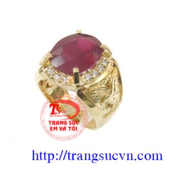 Nhẫn nam ruby được chế tác bằng vàng 18k , vàng màu có gắn 1 viên đá quý ruby thiên nhiên (nguồn gốc thiên nhiên)