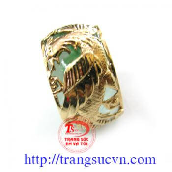 Nhẫn ngọc bọc vàng hình phượng hoàng, nhẫn ngoc phượng hoàng chế tác trên chất liệu vàng tây.  Sản phẩm nhẫn phượng hoàng ngọc cẩm thạch có kèm theo giấy kiểm định đá quý.  Nhẫn được bọc rồng cũng có kèm theo giấy kiểm định vàng kèm theo nhẫn ngọc bọc phư