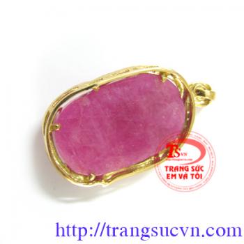 Tượng Đức Maria bằng đá Ruby thiên nhiên,Tượng được tạc trên chất liệu đá ruby thiên nhiên của lục yên việt nam,Sản phẩm có giấy kiểm định Đá quý,Tượng được bọc vàng 18k Có giấy kiểm định vàng kèm theo sản phẩm