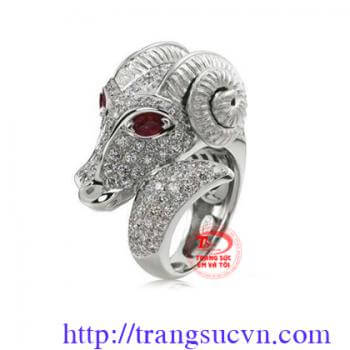 Nhẫn cung mệnh được chế tác tinh xảo trên chất liệu vàng 10K gắn 2 viên ruby thiên nhiên