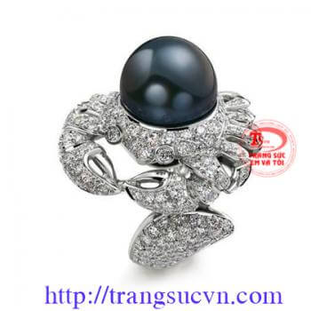 Nhẫn Bọ Cạp được chế tác trên chất liệu vàng trắng 10K, gắn 1 viên ngọc trai đen 9 mm