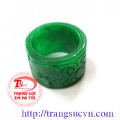 Nhẫn ngọc jadeite chạm chữ Phúc