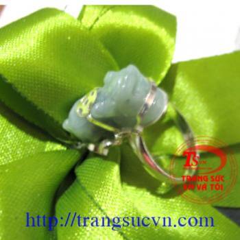 Nhẫn nữ tỳ hưu trắng đục gắn đồng xu bạc