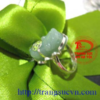 Nhẫn nữ tỳ hưu trắng đục gắn đồng xu bạc