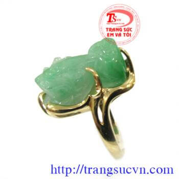 Nhẫn tỳ hưu nữ vàng 14K là sự kết hợp của ngọc cẩm thạch và vàng 14k bền đẹp