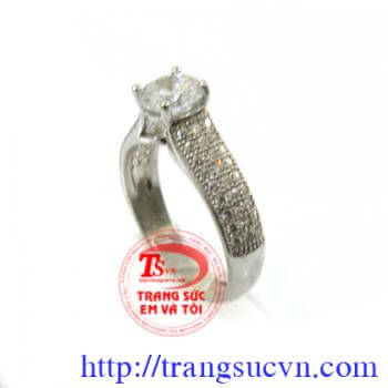 Nhẫn kim cương nhân tạo