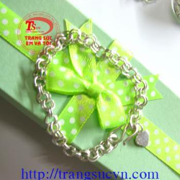 Lắc bạc tránh gió cho trẻ