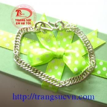 Lắc chân, tay cho bé trai