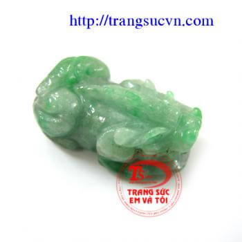 Ngọc Jadeite Tỳ hưu tài lộc phù hợp làm mặt dây chuyền, nhẫn có tác dụng chiêu tài lộc, của cải, bình an và hạnh phúc cho chủ nhân