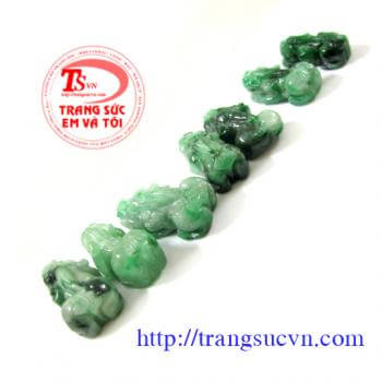 Ngọc Jadeite Tỳ hưu tài lộc phù hợp làm mặt dây chuyền, nhẫn có tác dụng chiêu tài lộc, của cải, bình an và hạnh phúc cho chủ nhân