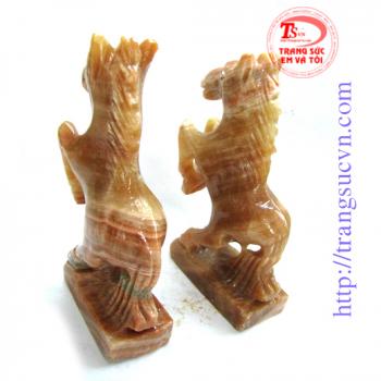 Cặp ngựa đá quý