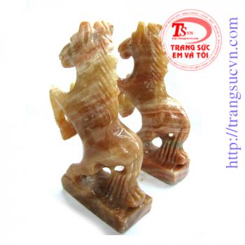 Cặp ngựa đá quý