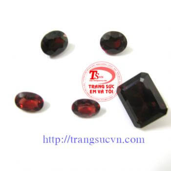 Bán Đá quý Granet tự nhiên,Giá Da quy Granet tu nhien Có giấy kiểm định® Đá quý Granet tự nhiên bán toàn quốc Trangsucvn.com -Website chuyên Trang sức Nam Nữ. Vàng bạc, quý, ngọc. Có quý và vàng. Đặt hàng tại Sức Em Và Tôi theo yêu cầu