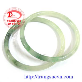 Nên đeo hai vòng ngọc