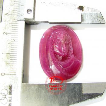 Mặt đá ruby hình Đức Mẹ